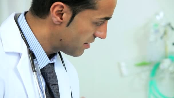 Cardiologist discussing treatment with patient - Video, Çekim