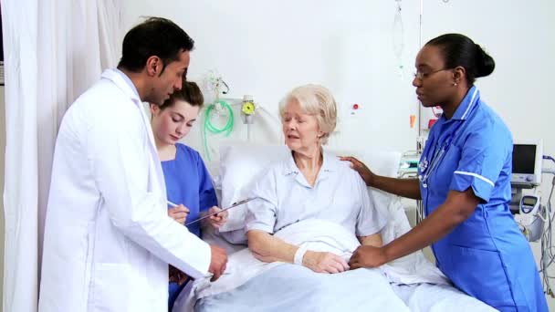 sağlık personeli hastanın bedside - Video, Çekim