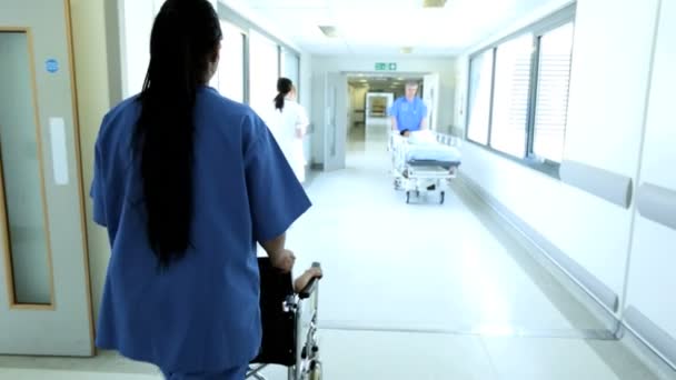 verplegend personeel nemen kind patiënten medische behandeling - Video