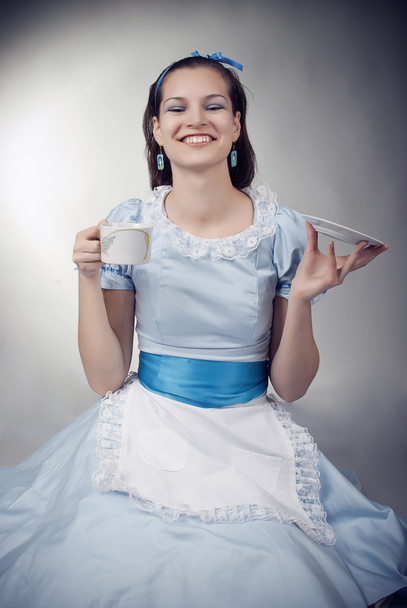 красивая девушка пьет чай - Фото, изображение