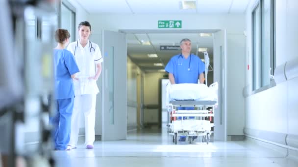 medisch personeel werkt drukke ziekenhuis faciliteit - Video