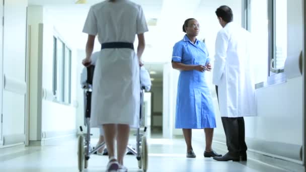 Patients hospitalisés recevant des soins Personnel médical
 - Séquence, vidéo