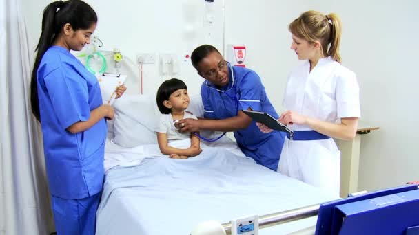 Personal de Enfermería Pediátrica Tratando Paciente Infantil
 - Metraje, vídeo