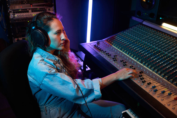 Vrouw die een lied opneemt in de studio - Foto, afbeelding