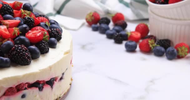 ベリープレゼンテーションとおいしい自家製チーズケーキ。ヘルシーな夏のデザートコンセプト。ドリーショット4k - 映像、動画