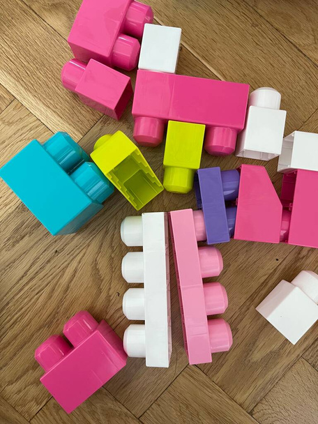 Vista superior de bloques de construcción de colores en la sala de juegos para niños - Foto, imagen