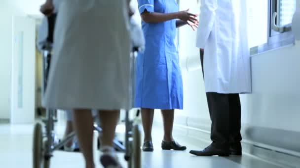 Pacienti nemocnice péči více etnických zaměstnanci - Záběry, video