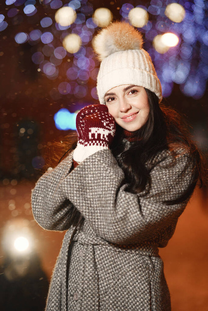 Young woman in night winter city - Foto, Imagen