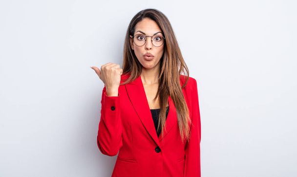pretty hispanic woman looking astonished in disbelief. businesswoman concept - Photo, image