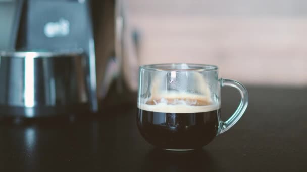 Frischer aromatischer Kaffee auf schwarzem Tisch am Morgen zu Hause. Niedliche Atmosphäre - Filmmaterial, Video