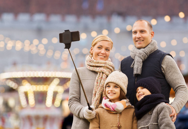 felice famiglia prendendo selfie al mercatino di Natale - Foto, immagini