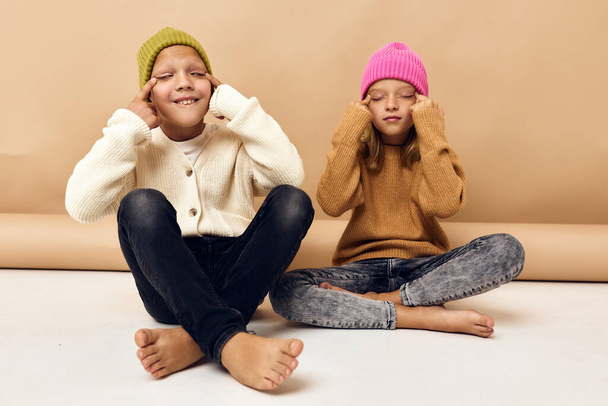 gelukkig kinderen met licht bruin haar beige achtergrond - Foto, afbeelding