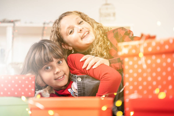 Natale Bambini felici due sorelle con regalo - Foto, immagini