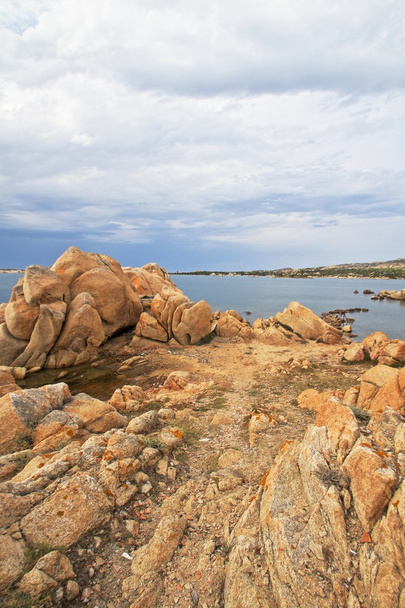 Mar y rocas de Capo Testa, Cerdeña
 - Foto, Imagen