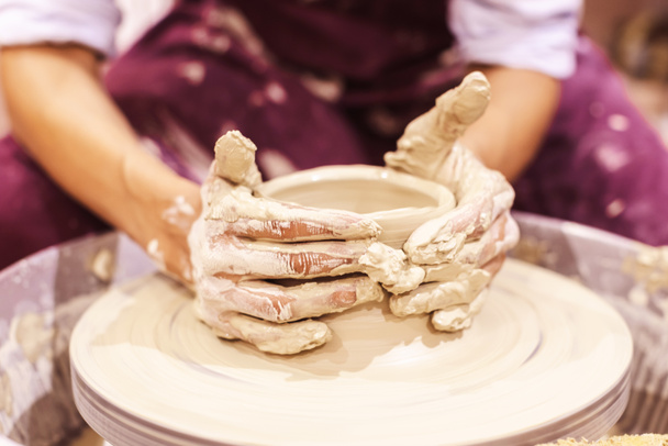Warsztaty garncarskie. Kobieta ceramika artysta formowanie koła ceramiki gliny. Kreatywna ręczna robota.  - Zdjęcie, obraz