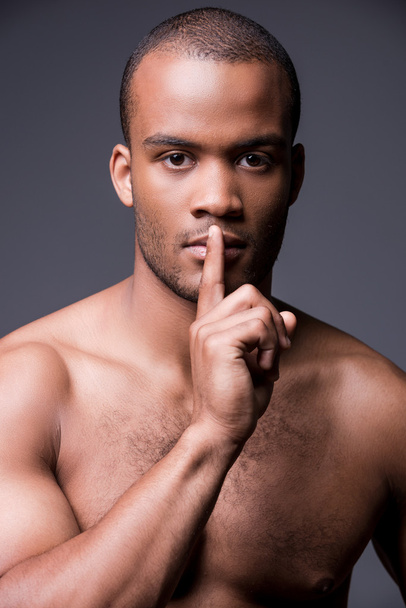 African man holding finger on lips - Фото, зображення