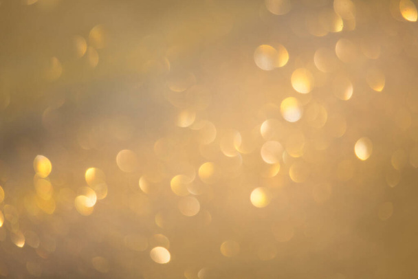 Glitter χρυσό bokeh φόντο για γραφικό σχεδιασμό ή ταπετσαρία. Αφηρημένα φώτα λάμπουν τα Χριστούγεννα ή την Πρωτοχρονιά. Ρομαντικά αφρώδη χρώματα που φαίνονται όμορφα και πολυτελή. - Φωτογραφία, εικόνα