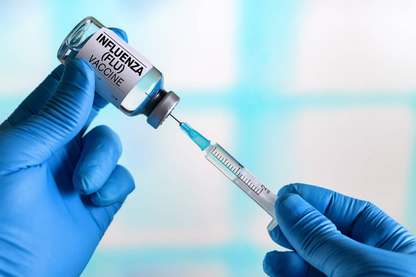 Φιάλη εµβολίου γρίπης για την ετήσια εκστρατεία πρόληψης της γρίπης. Ο γιατρός ετοιμάζει δόση του εμβολίου για την γρίπη γρίπης του ιού Grippe - Φωτογραφία, εικόνα
