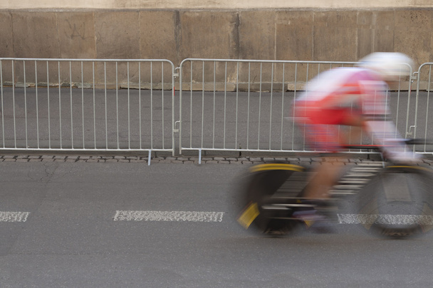 Ciclista de prueba de tiempo individual en una calle
 - Foto, imagen
