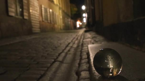 Stockholm, Švédsko Křišťálová koule odráží Prastgatan na Starém Městě nebo Gamla Stan. - Záběry, video