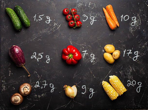 Zöldségek és szénhidrátok számolása felülnézet - Fotó, kép