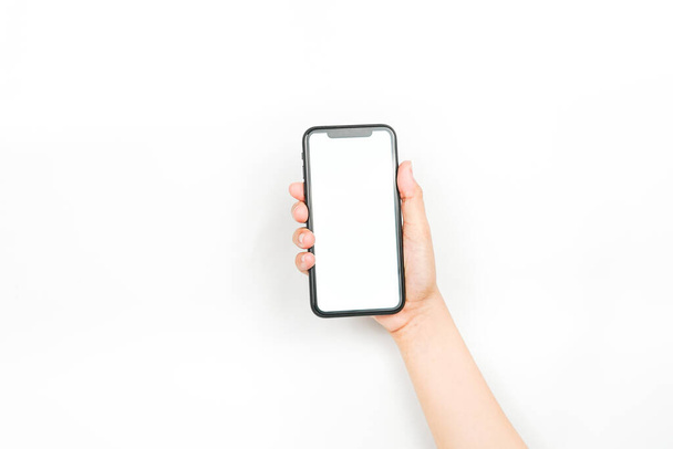 rękę trzymającą komórkę do przodu. smartfon z białym ekranem służącym do modelowania reklam. - Zdjęcie, obraz