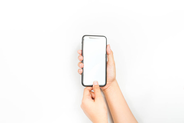 egy üres képernyős mobilt tart két kézzel. egy okostelefon üres fehér képernyővel, amelyet a mockup reklámozására használnak. - Fotó, kép
