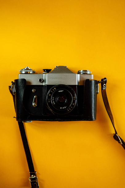 Винтажная фотокамера на цветном фоне - Фото, изображение