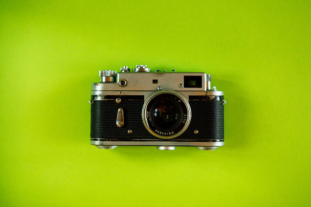 Vintage aparat fotograficzny na tle kolorów - Zdjęcie, obraz