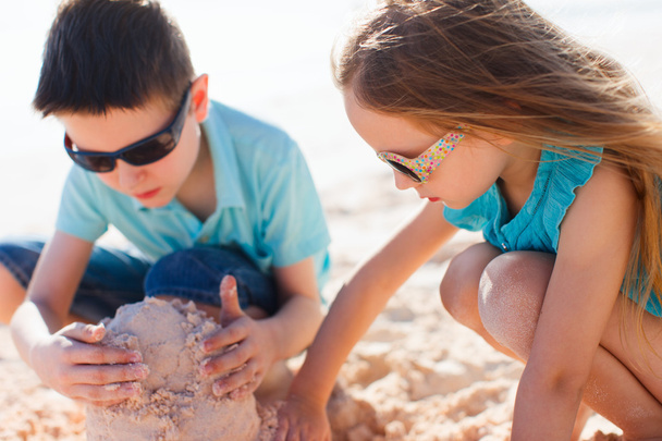 δύο παιδιά που παίζουν με άμμο - Φωτογραφία, εικόνα
