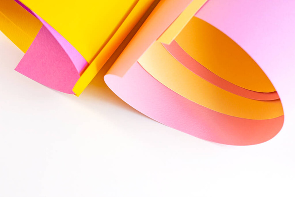 Abstrakti geometrinen vaaleanpunainen ja keltainen sävyjä tyhjä paperi tausta. Teksturoitu kangas elementti tekstin suunnittelu, onnittelukortti, malli kopioi tilaa - Valokuva, kuva