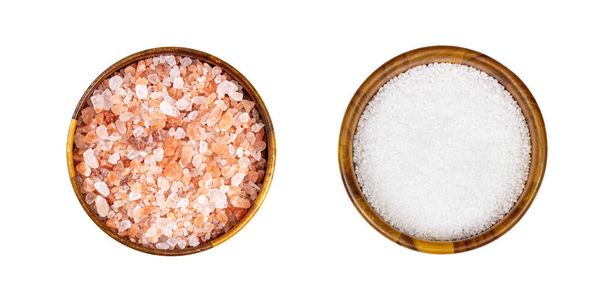 Widok z góry różowy himalajski soli przyprawy w okrągły brązowy drewniany miska zestaw izolowane na białym tle. - Zdjęcie, obraz