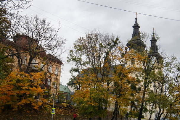 Autemn kilátás karmelita egyház vagy Mihály arkangyal templom Lviv, Ukrajna. 2021. október - Fotó, kép