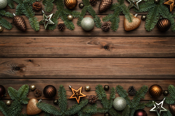 Vintage-Weihnachtshintergrund mit festlichem Rahmen aus geschmückten Tannenzweigen und Schlittenglocken - Foto, Bild