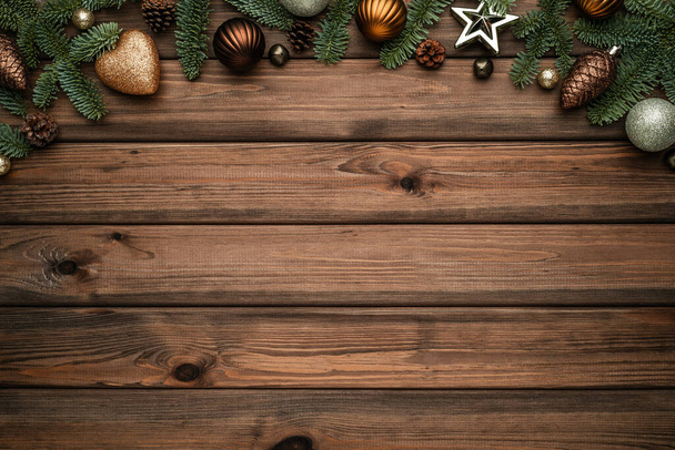 Decoraciones navideñas sobre fondo de madera vintage. Colocación plana, vista superior y espacio de copia para texto - Foto, Imagen
