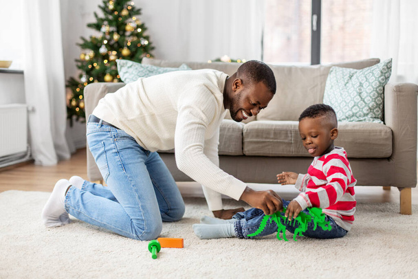 happy father playing with son on christmas at home - Фото, зображення