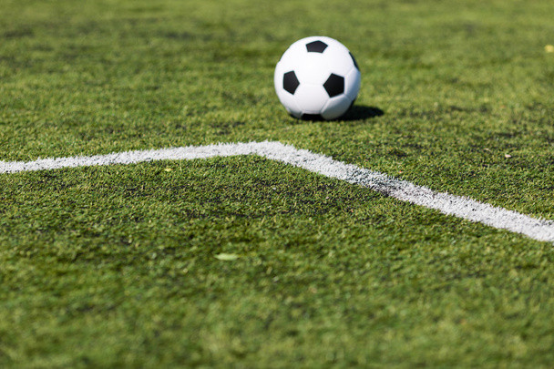 Futbol topu ile yeşil saha - Fotoğraf, Görsel