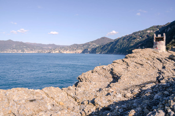 Punta Chiappa, odcinek wybrzeża na cyplu Portofino w Genui w Ligurii - Zdjęcie, obraz
