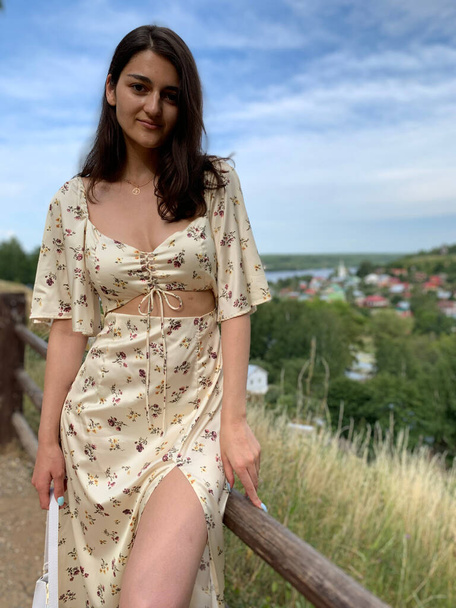Ein schönes Mädchen kaukasischen Aussehens auf einem schönen Hintergrund. Armenisch. Sexy Erscheinung. - Foto, Bild