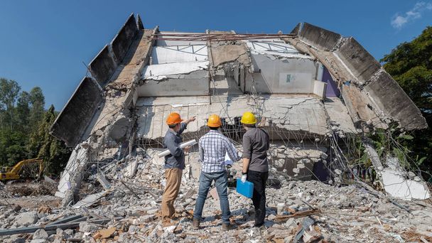 Supervisore di controllo demolizione e appaltatore discutono sulla demolizione di edifici. - Foto, immagini