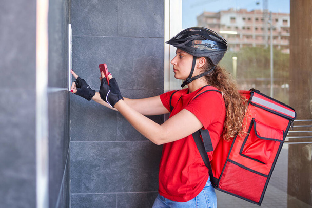 Um ciclista entrega menina tocando o sino interfone - Foto, Imagem
