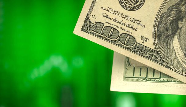 Arka planda ABD Doları borsa finansal büyüme tablosu var. Yeşil grafikler ve yatırım konsepti fotoğrafı. Dolarlık banknot yakın plan görünümü  - Fotoğraf, Görsel