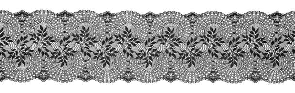 Ruban de garniture en dentelle brodée, bordure sertie d'aiguilles, motif de tissu brodé, sur fond blanc
 - Photo, image