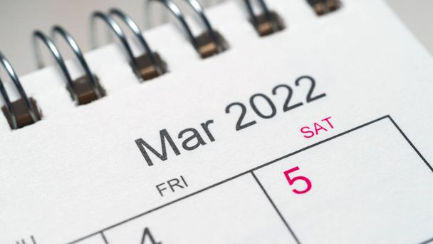 Marzo 2022 año en el calendario de escritorio de cerca. - Foto, Imagen