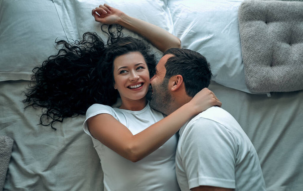 hermosa pareja amorosa besándose en la cama - Foto, imagen