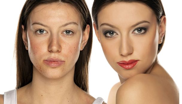 Retrato comparativo de una mujer sin y con maquillaje sobre fondo blanco - Foto, Imagen