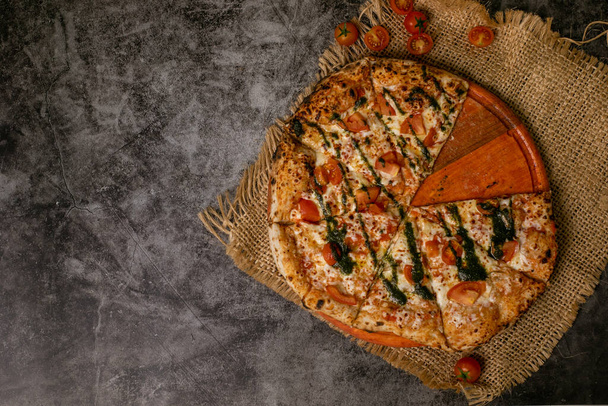 A delicious pizza Napoletana / Neapolitan with tomatoes, mozzarella and basil - Zdjęcie, obraz