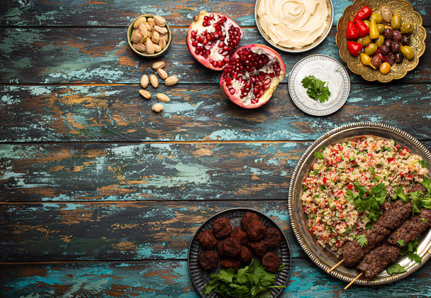 Arabisch-türkisches Essenssortiment von oben - Foto, Bild
