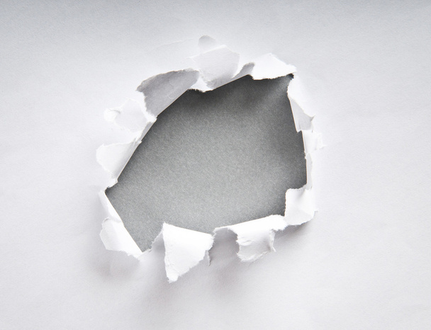 Τρύπα στο χαρτί με σχισμένες πλευρές - Φωτογραφία, εικόνα