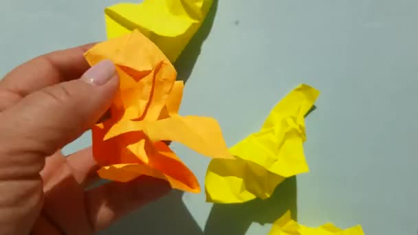 Vidéo 4k. Gros plan sur les mains d'une femme dans un papier jaune grinçant de rage - Séquence, vidéo